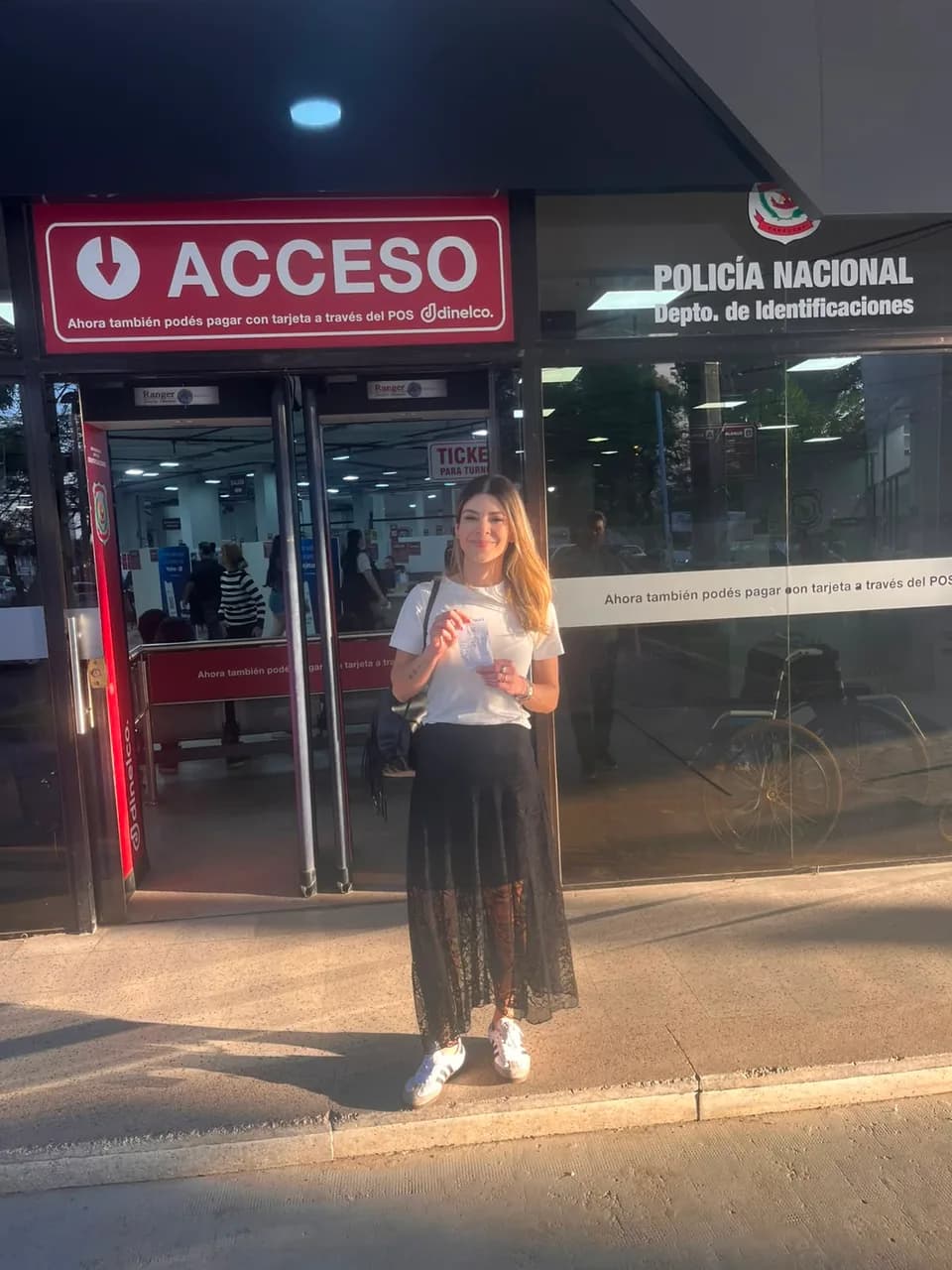 Juliana Camargo em frente ao Departamento de Identificações da Polícia Nacional do Paraguai