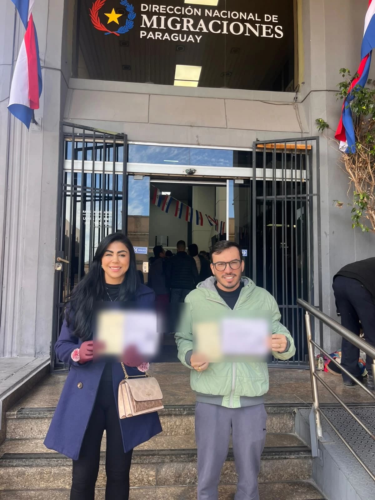 Mariana e Luigi em frente à Dirección Nacional de Migraciones, em Assunção